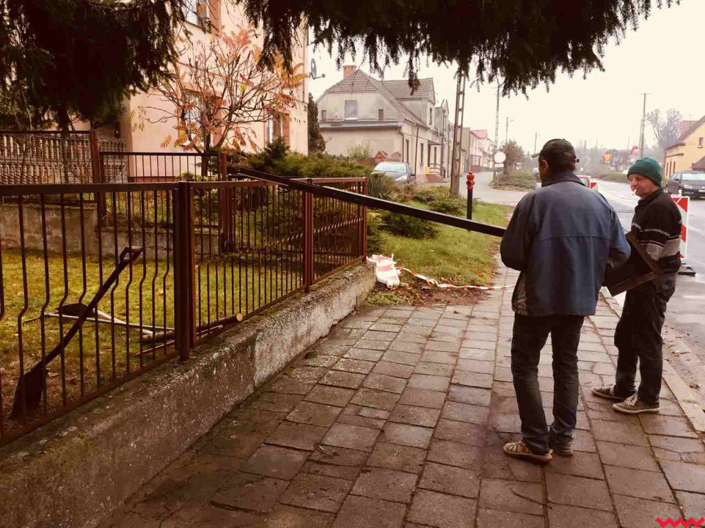 Miejsce pamięci z nowym kamieniem i tablicą. Aby uczcić ofiary wojny obronnej