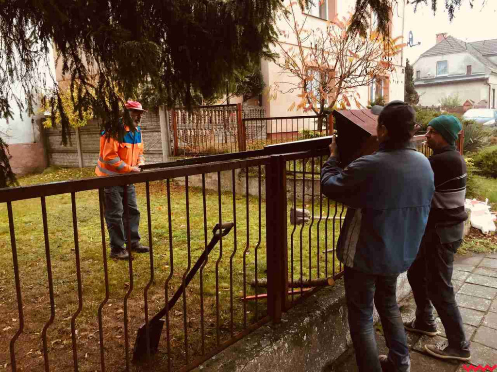 Miejsce pamięci z nowym kamieniem i tablicą. Aby uczcić ofiary wojny obronnej