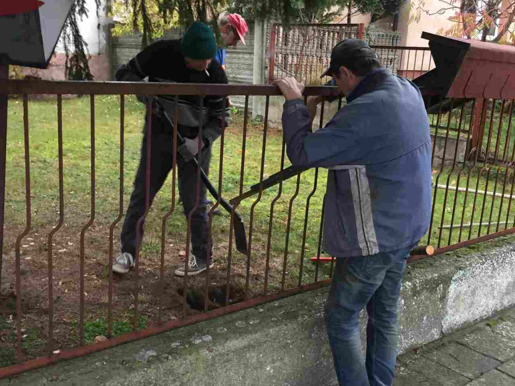 Miejsce pamięci z nowym kamieniem i tablicą. Aby uczcić ofiary wojny obronnej
