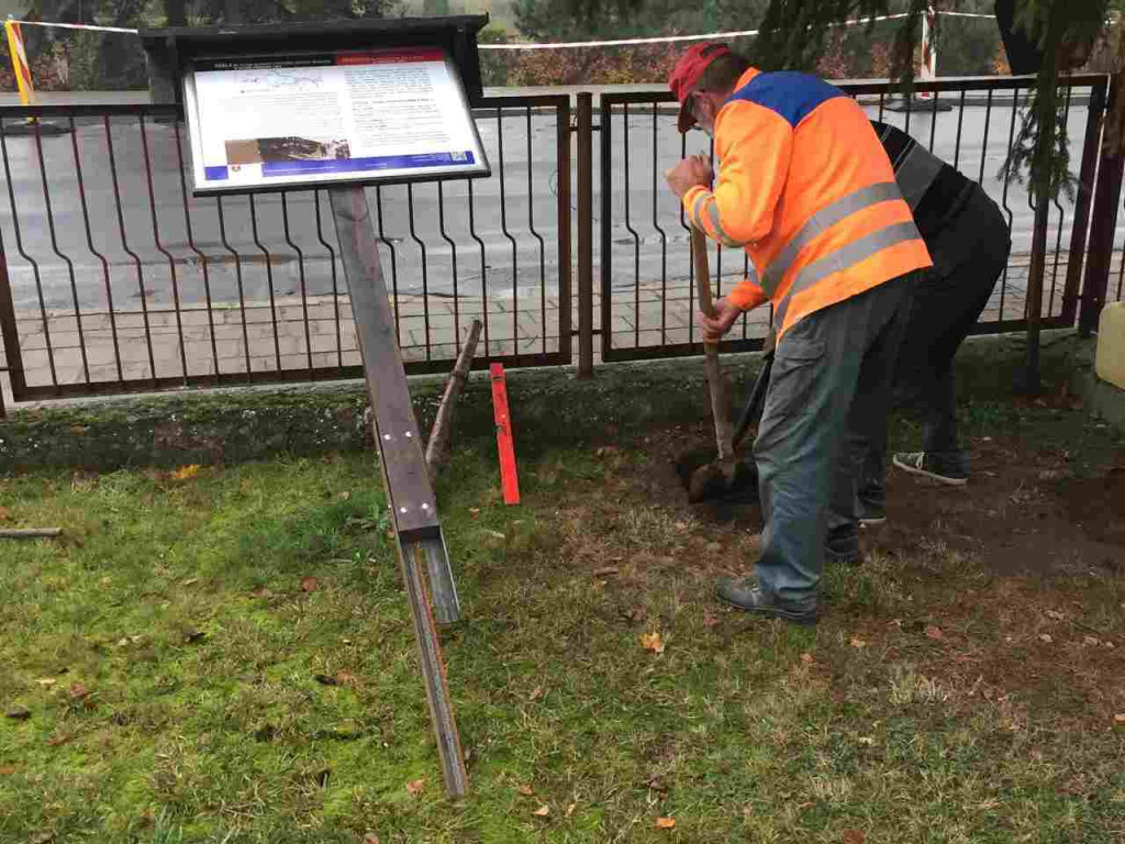 Miejsce pamięci z nowym kamieniem i tablicą. Aby uczcić ofiary wojny obronnej