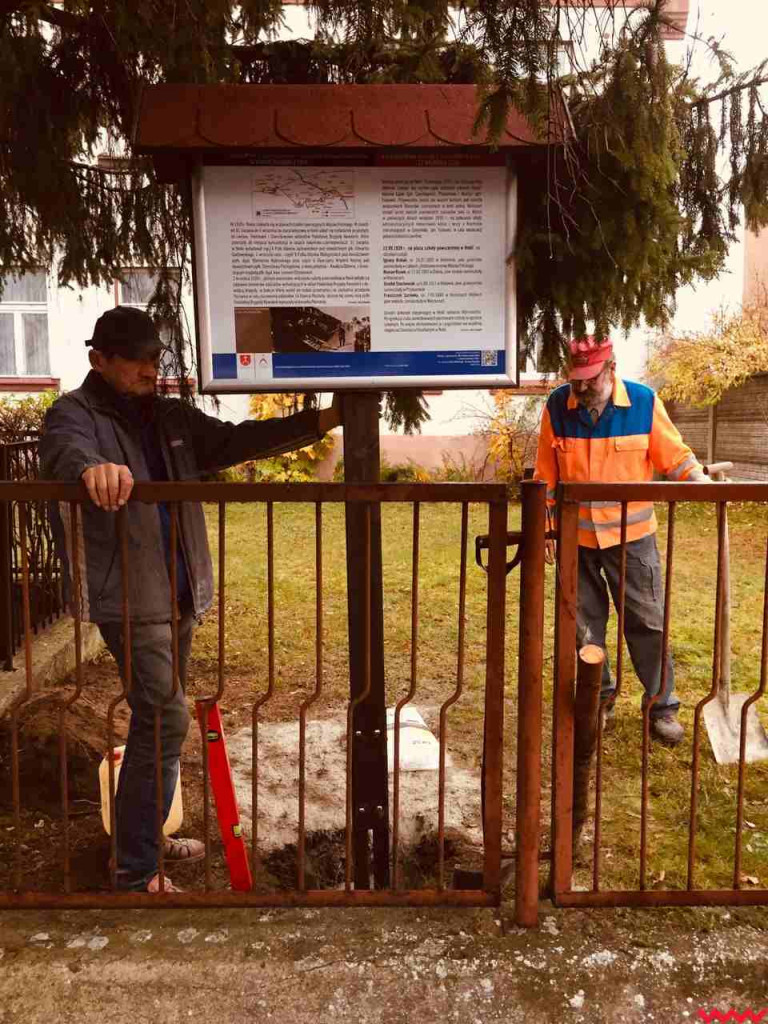 Miejsce pamięci z nowym kamieniem i tablicą. Aby uczcić ofiary wojny obronnej