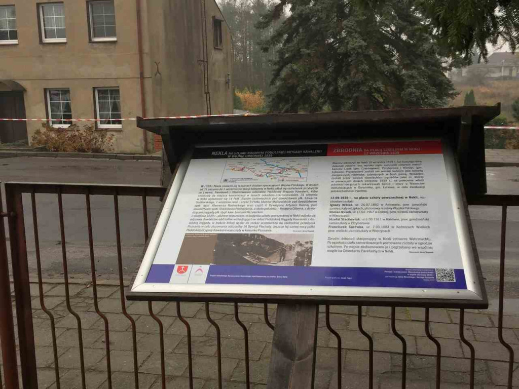 Miejsce pamięci z nowym kamieniem i tablicą. Aby uczcić ofiary wojny obronnej