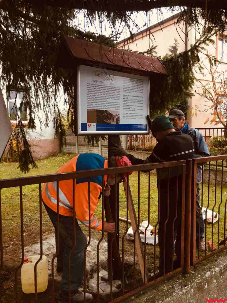 Miejsce pamięci z nowym kamieniem i tablicą. Aby uczcić ofiary wojny obronnej