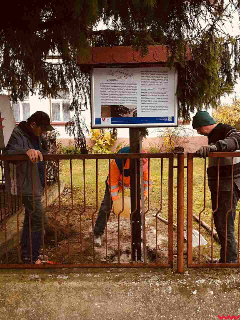 Miejsce pamięci z nowym kamieniem i tablicą. Aby uczcić ofiary wojny obronnej