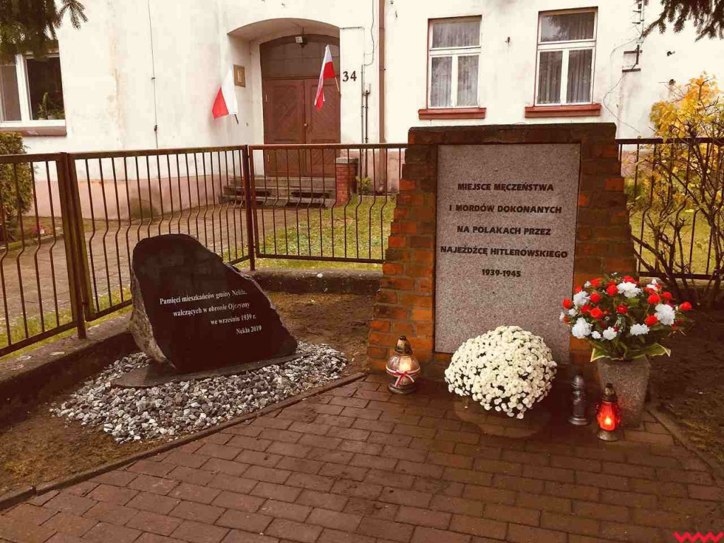 Miejsce pamięci z nowym kamieniem i tablicą. Aby uczcić ofiary wojny obronnej