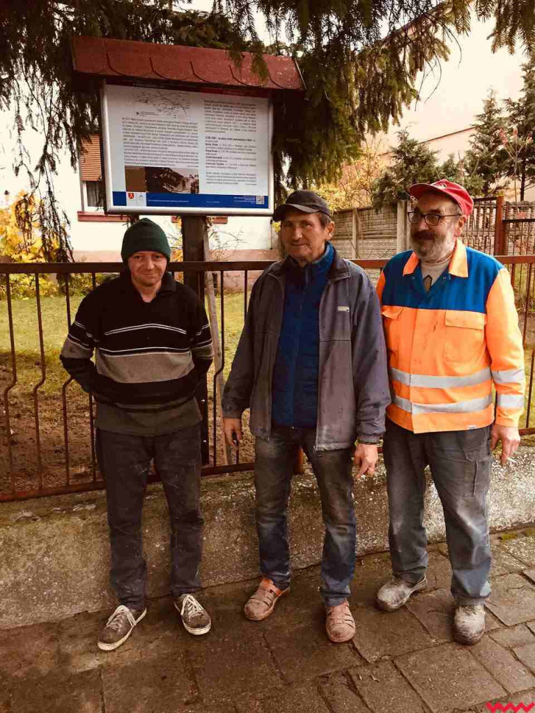 Miejsce pamięci z nowym kamieniem i tablicą. Aby uczcić ofiary wojny obronnej