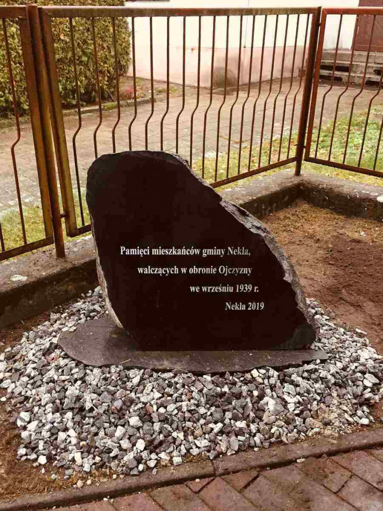 Miejsce pamięci z nowym kamieniem i tablicą. Aby uczcić ofiary wojny obronnej