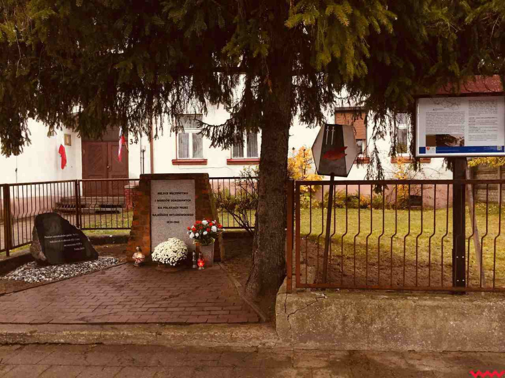 Miejsce pamięci z nowym kamieniem i tablicą. Aby uczcić ofiary wojny obronnej