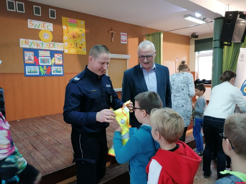 Świeciły przykładem i smażyły kiełbaski. Dzieci z Kaczanowa wiedzą, jak poruszać się po drodze