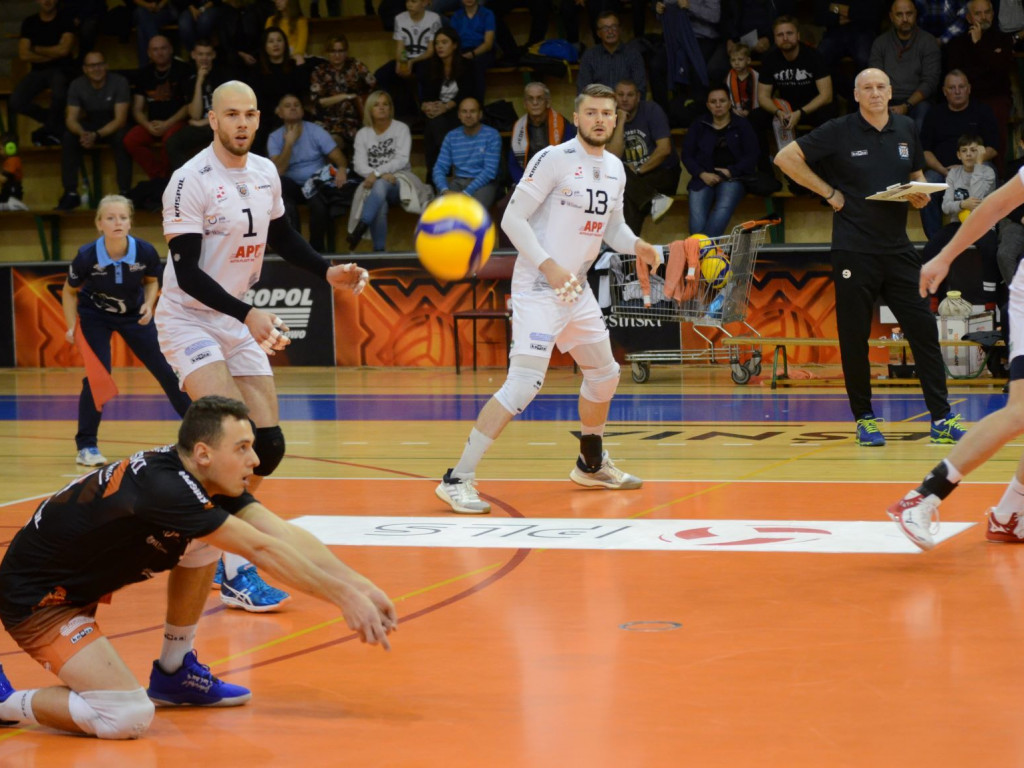 Spory kamień i wymalowana niepewność