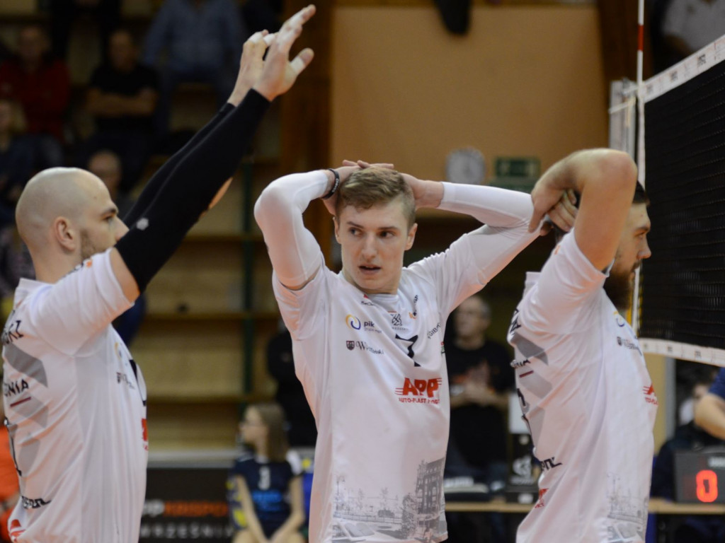 Spory kamień i wymalowana niepewność