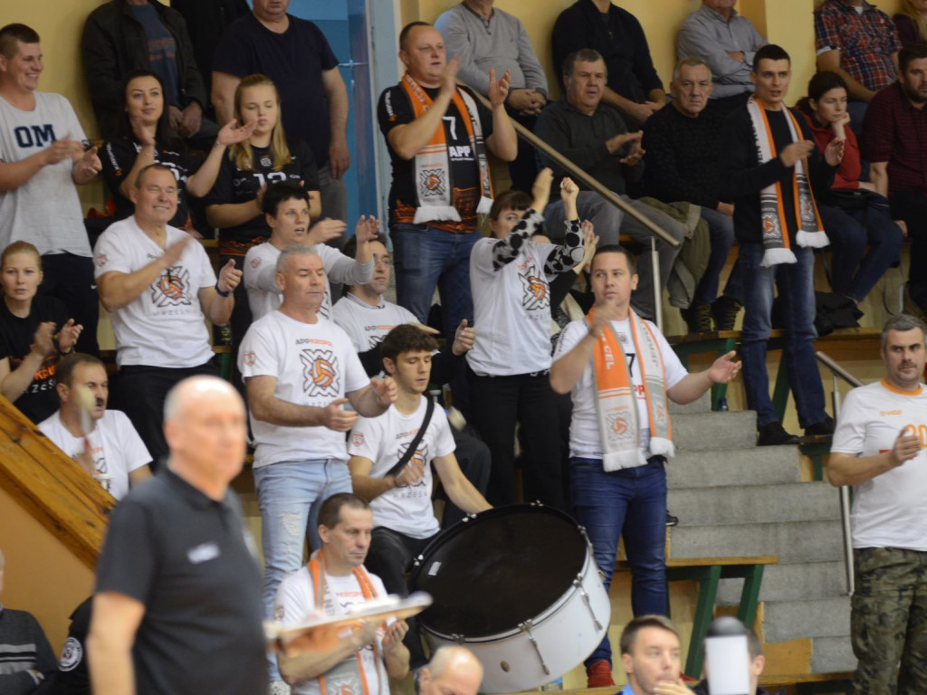 Spory kamień i wymalowana niepewność