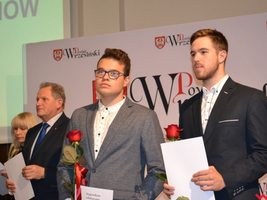 Najlepsi z najlepszych. Uzdolniona młodzież ze stypendiami od powiatu