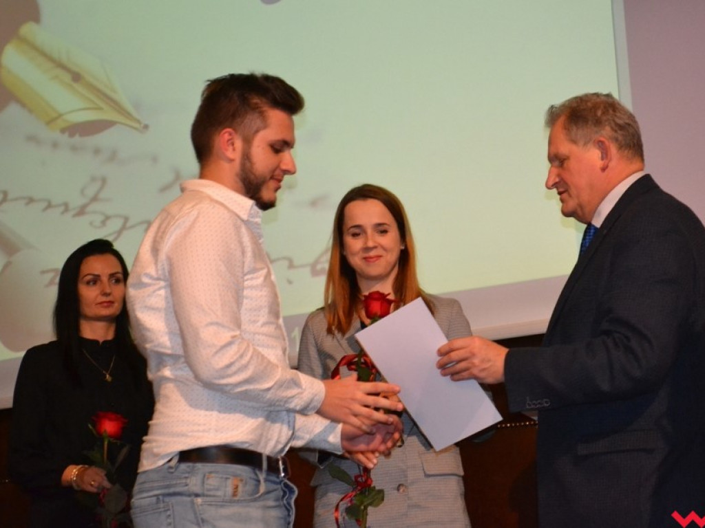 Najlepsi z najlepszych. Uzdolniona młodzież ze stypendiami od powiatu