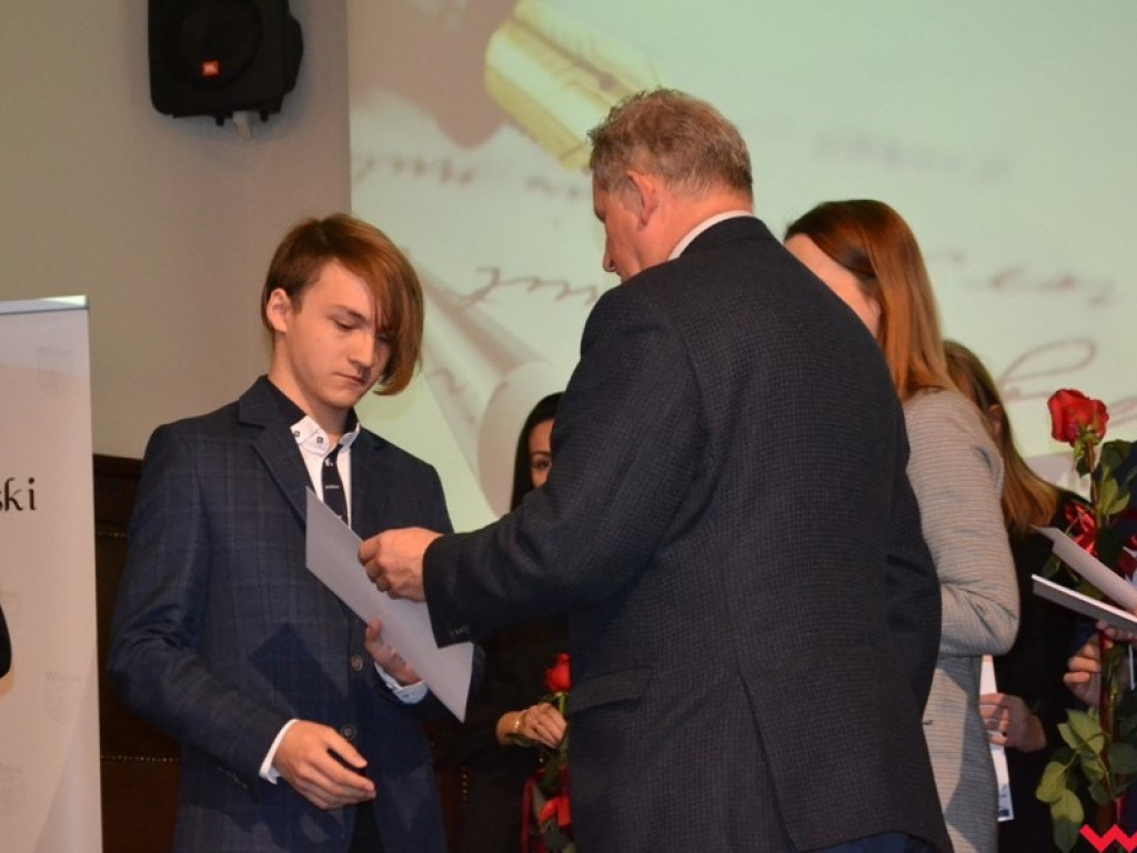 Najlepsi z najlepszych. Uzdolniona młodzież ze stypendiami od powiatu