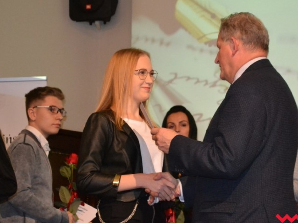 Najlepsi z najlepszych. Uzdolniona młodzież ze stypendiami od powiatu