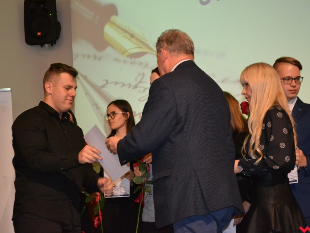 Najlepsi z najlepszych. Uzdolniona młodzież ze stypendiami od powiatu