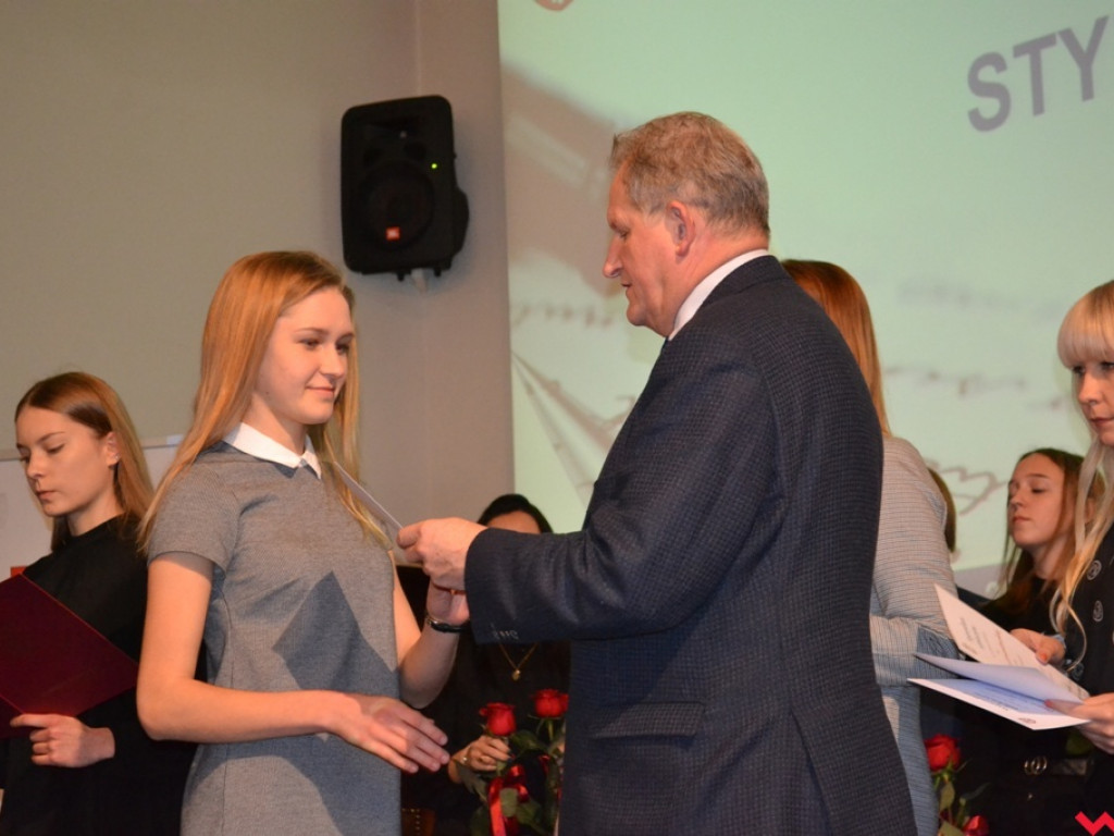 Najlepsi z najlepszych. Uzdolniona młodzież ze stypendiami od powiatu