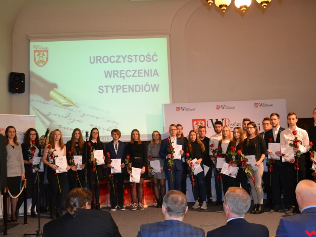 Najlepsi z najlepszych. Uzdolniona młodzież ze stypendiami od powiatu