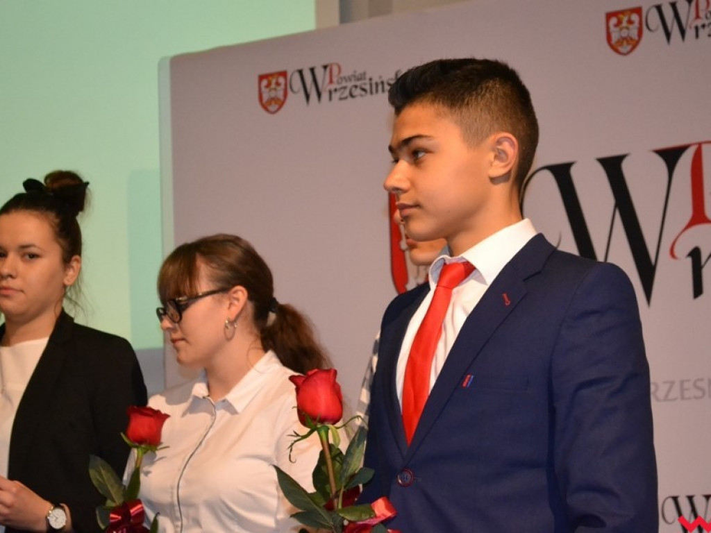 Najlepsi z najlepszych. Uzdolniona młodzież ze stypendiami od powiatu