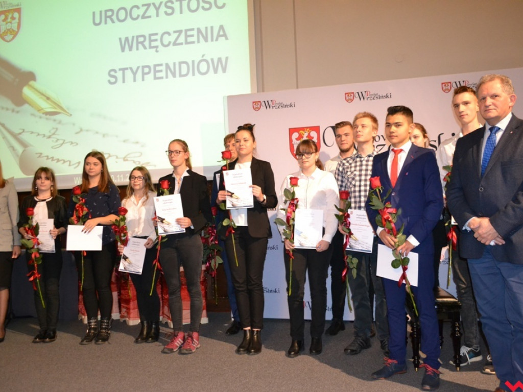 Najlepsi z najlepszych. Uzdolniona młodzież ze stypendiami od powiatu