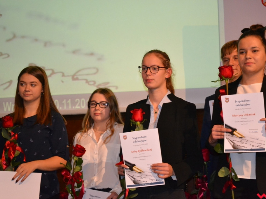 Najlepsi z najlepszych. Uzdolniona młodzież ze stypendiami od powiatu