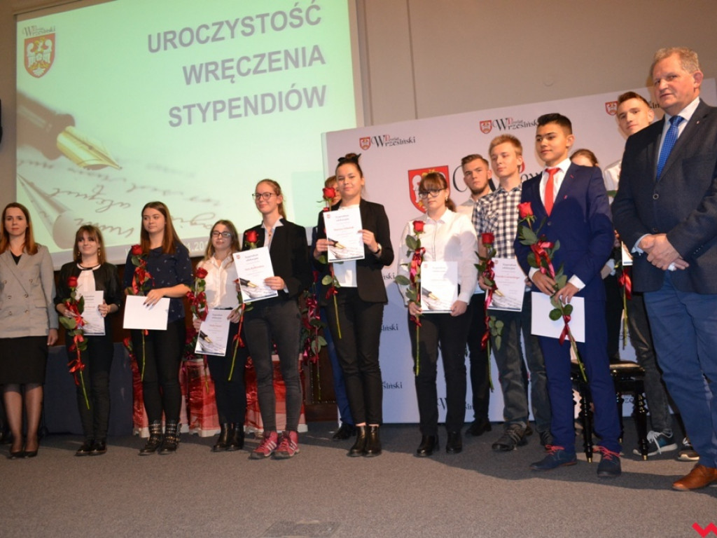 Najlepsi z najlepszych. Uzdolniona młodzież ze stypendiami od powiatu