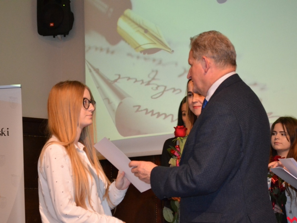Najlepsi z najlepszych. Uzdolniona młodzież ze stypendiami od powiatu