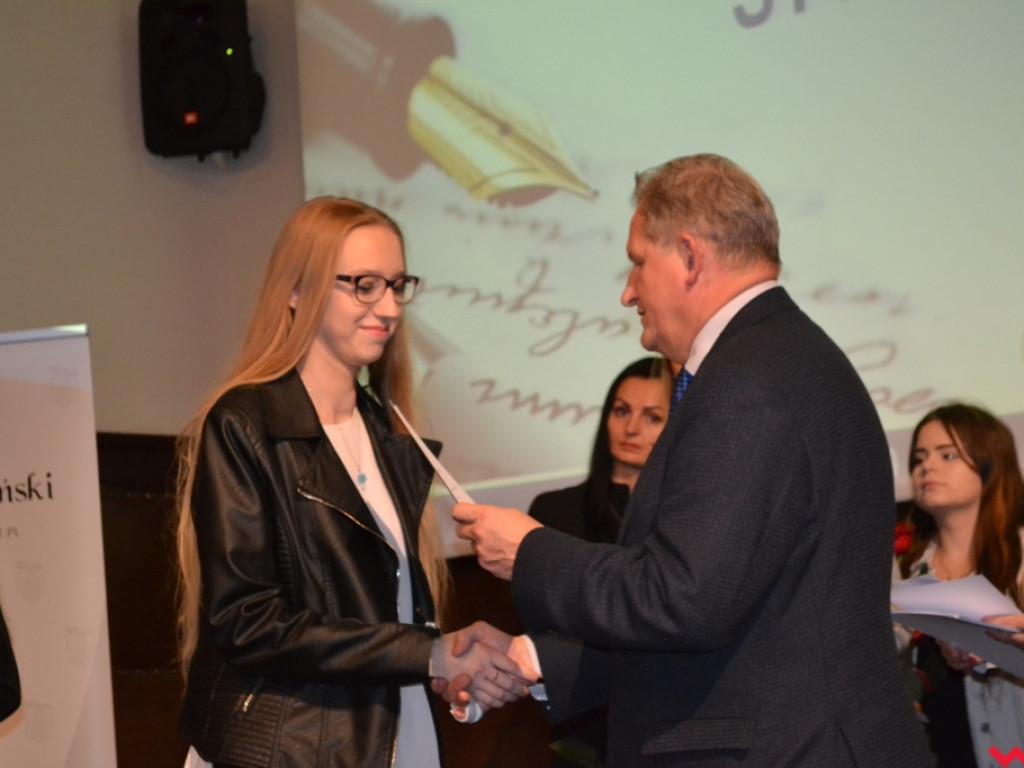 Najlepsi z najlepszych. Uzdolniona młodzież ze stypendiami od powiatu