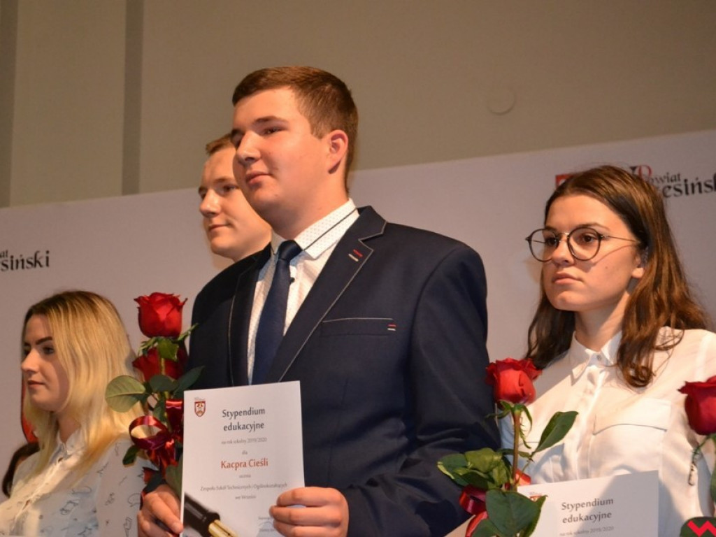 Najlepsi z najlepszych. Uzdolniona młodzież ze stypendiami od powiatu