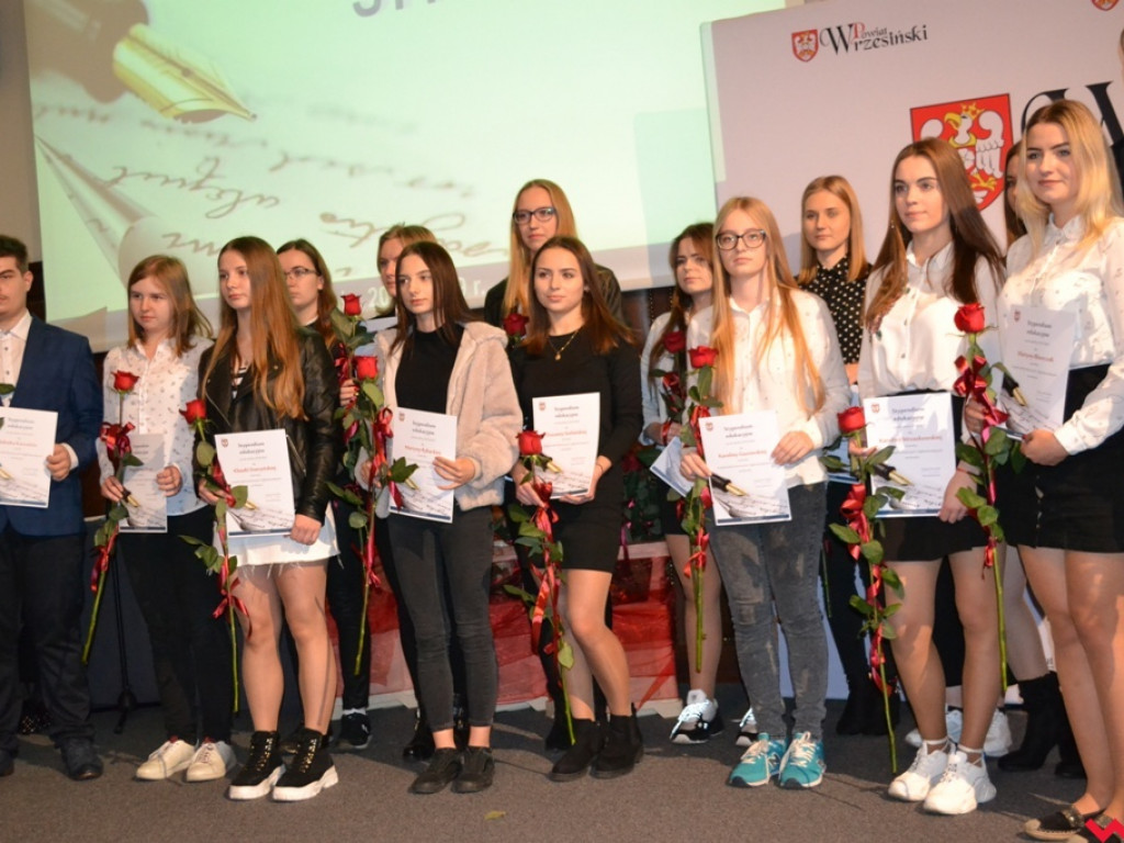 Najlepsi z najlepszych. Uzdolniona młodzież ze stypendiami od powiatu