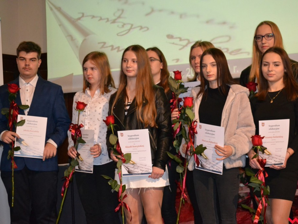 Najlepsi z najlepszych. Uzdolniona młodzież ze stypendiami od powiatu