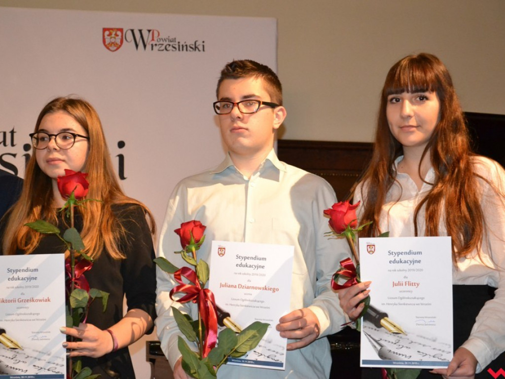 Najlepsi z najlepszych. Uzdolniona młodzież ze stypendiami od powiatu