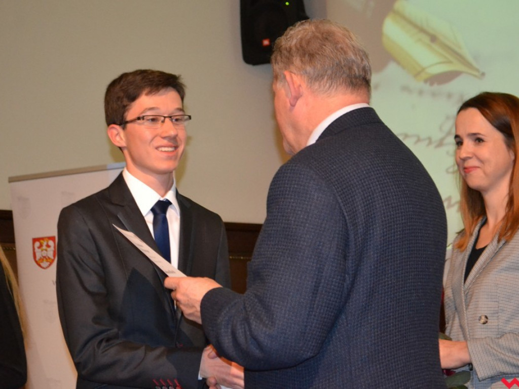 Najlepsi z najlepszych. Uzdolniona młodzież ze stypendiami od powiatu