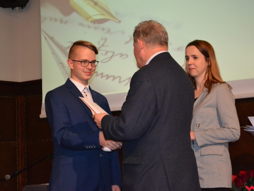 Najlepsi z najlepszych. Uzdolniona młodzież ze stypendiami od powiatu