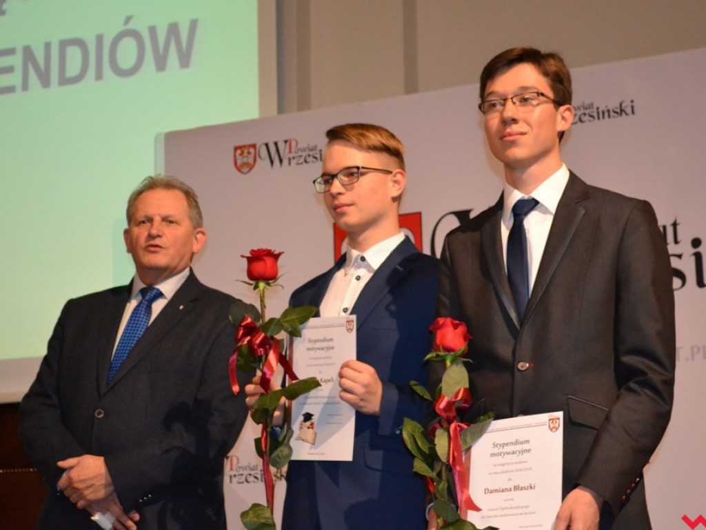 Najlepsi z najlepszych. Uzdolniona młodzież ze stypendiami od powiatu