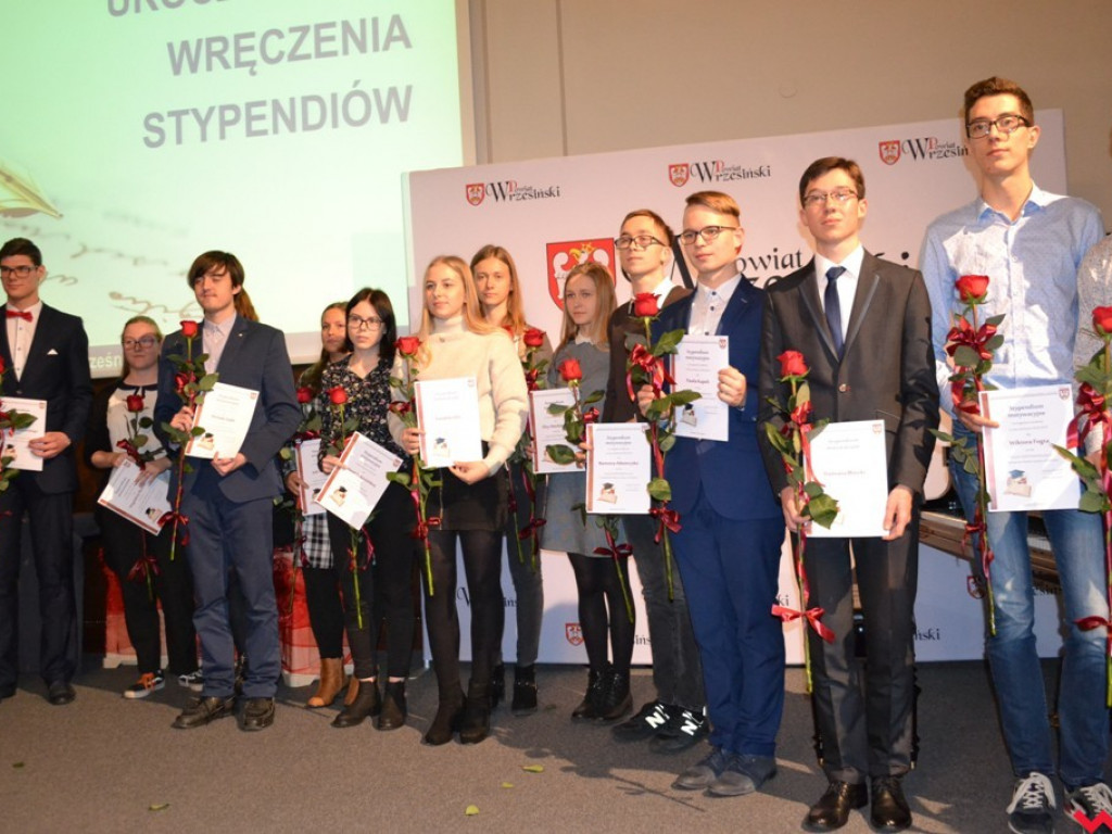 Najlepsi z najlepszych. Uzdolniona młodzież ze stypendiami od powiatu