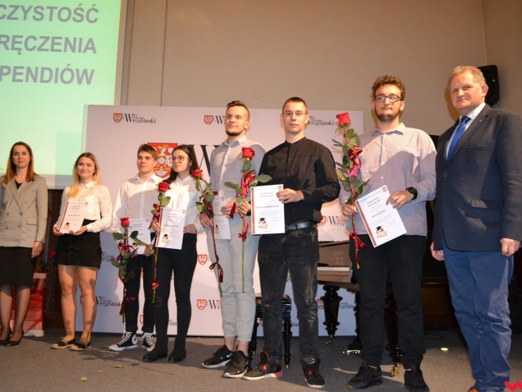 Najlepsi z najlepszych. Uzdolniona młodzież ze stypendiami od powiatu