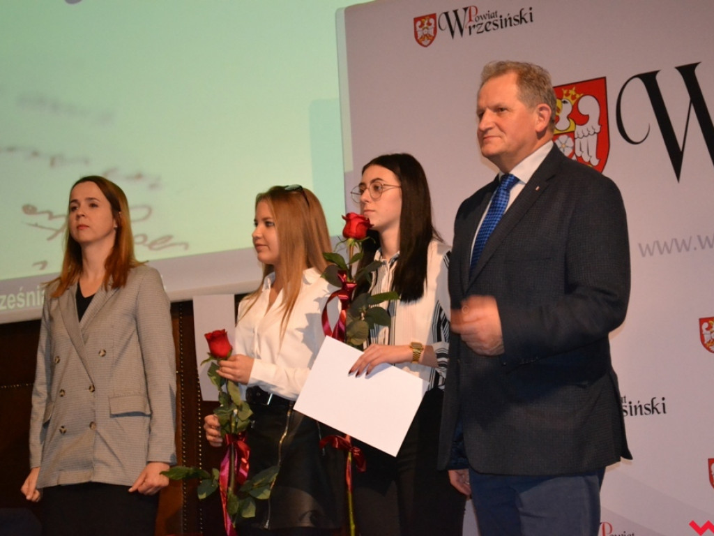Najlepsi z najlepszych. Uzdolniona młodzież ze stypendiami od powiatu