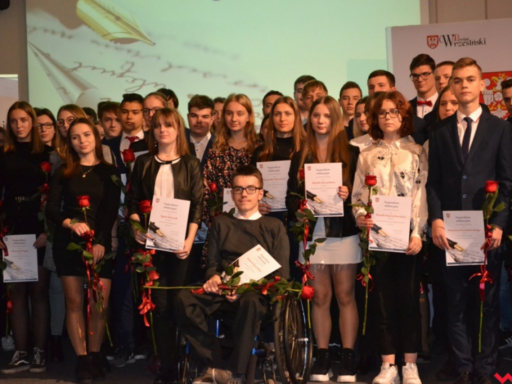 Najlepsi z najlepszych. Uzdolniona młodzież ze stypendiami od powiatu