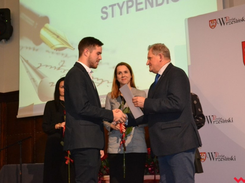 Najlepsi z najlepszych. Uzdolniona młodzież ze stypendiami od powiatu