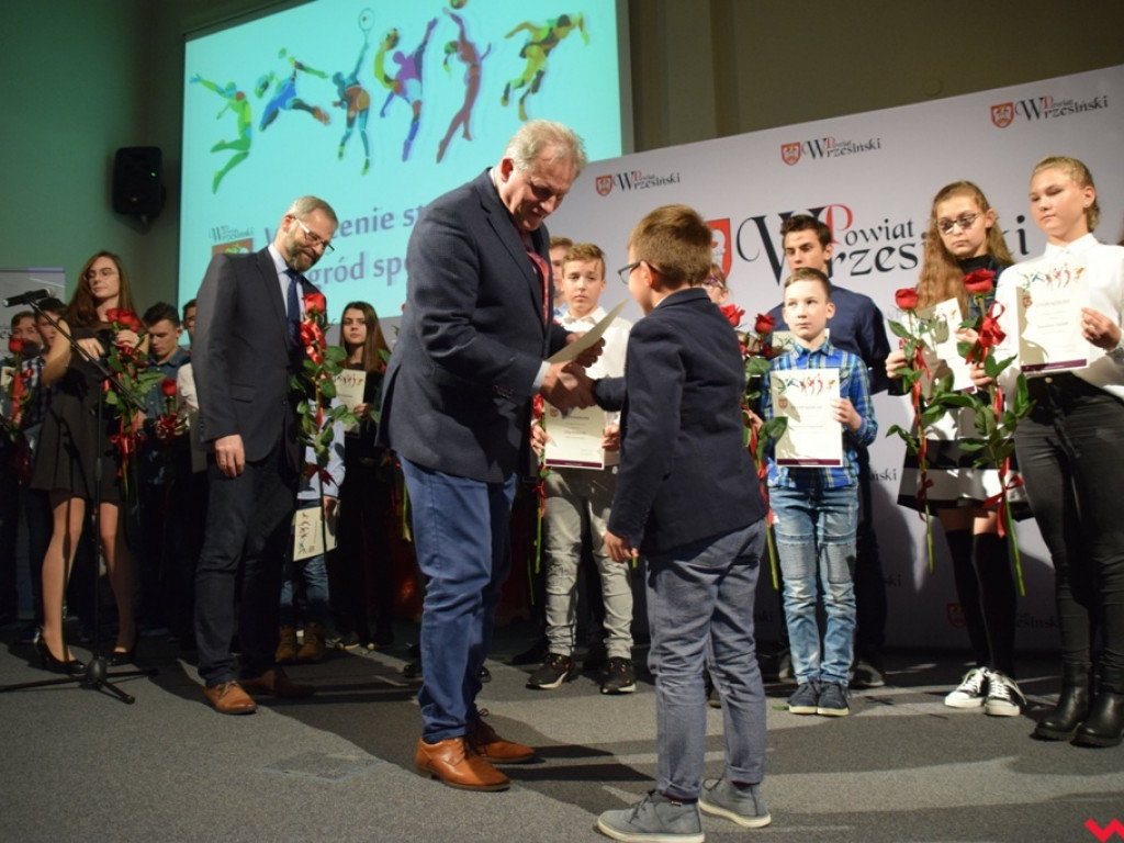Wiele dyscyplin – jedna pasja. Powiatowe stypendia i nagrody dla młodych sportowców i trenerów