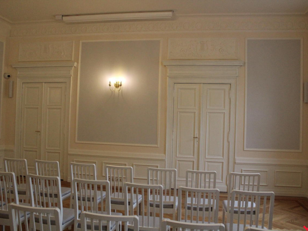 Potrzebne są miliony na remont pałacu. Na razie jest trochę dachu i sale historyczne