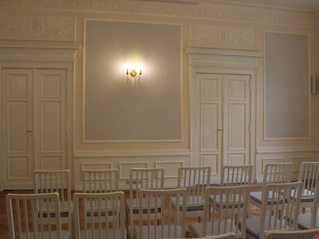 Potrzebne są miliony na remont pałacu. Na razie jest trochę dachu i sale historyczne