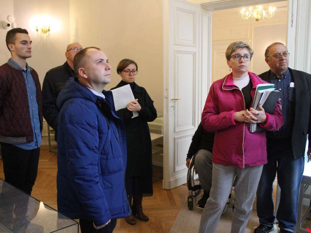 Potrzebne są miliony na remont pałacu. Na razie jest trochę dachu i sale historyczne