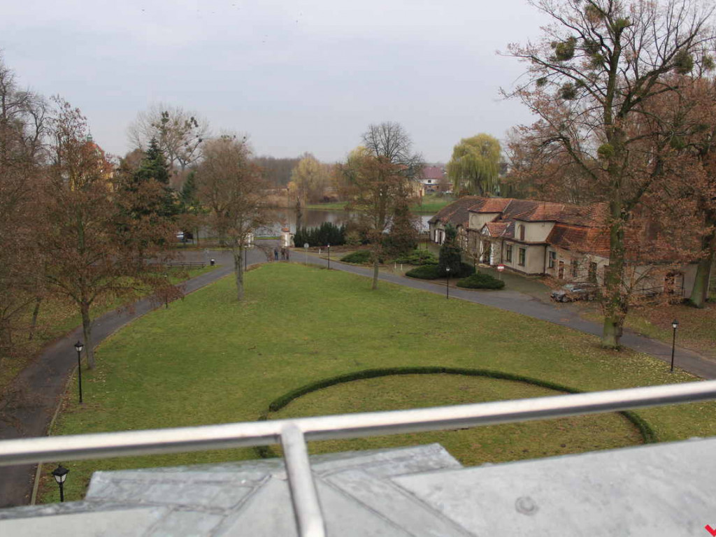 Potrzebne są miliony na remont pałacu. Na razie jest trochę dachu i sale historyczne