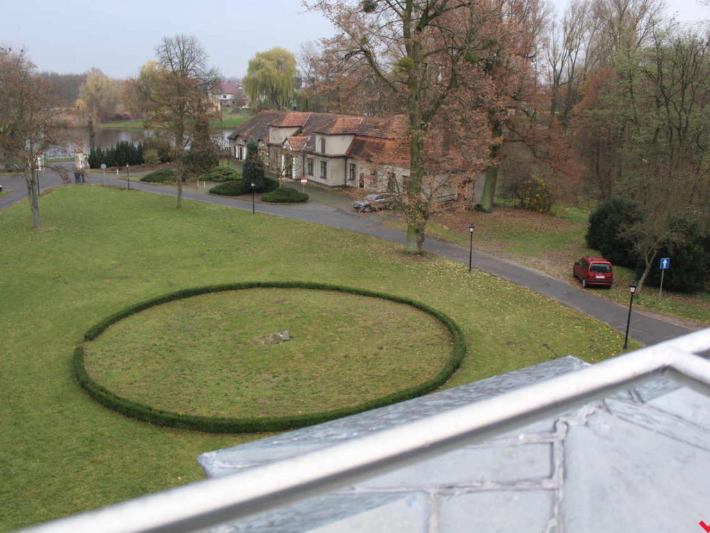 Potrzebne są miliony na remont pałacu. Na razie jest trochę dachu i sale historyczne