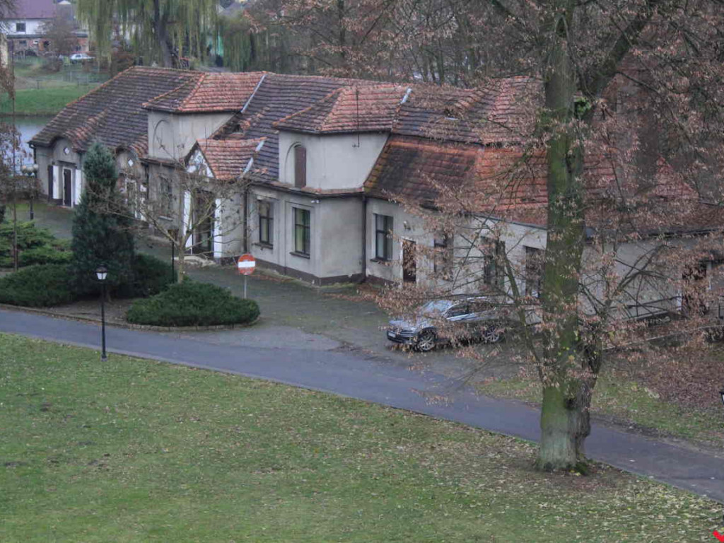 Potrzebne są miliony na remont pałacu. Na razie jest trochę dachu i sale historyczne