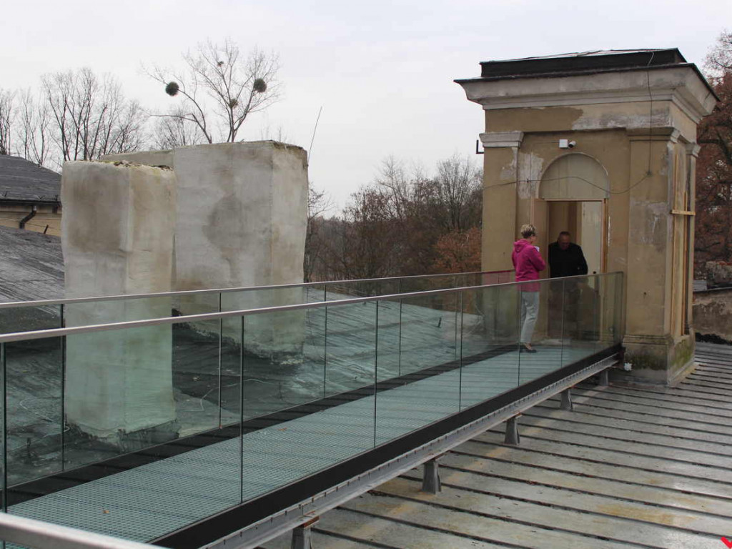 Potrzebne są miliony na remont pałacu. Na razie jest trochę dachu i sale historyczne