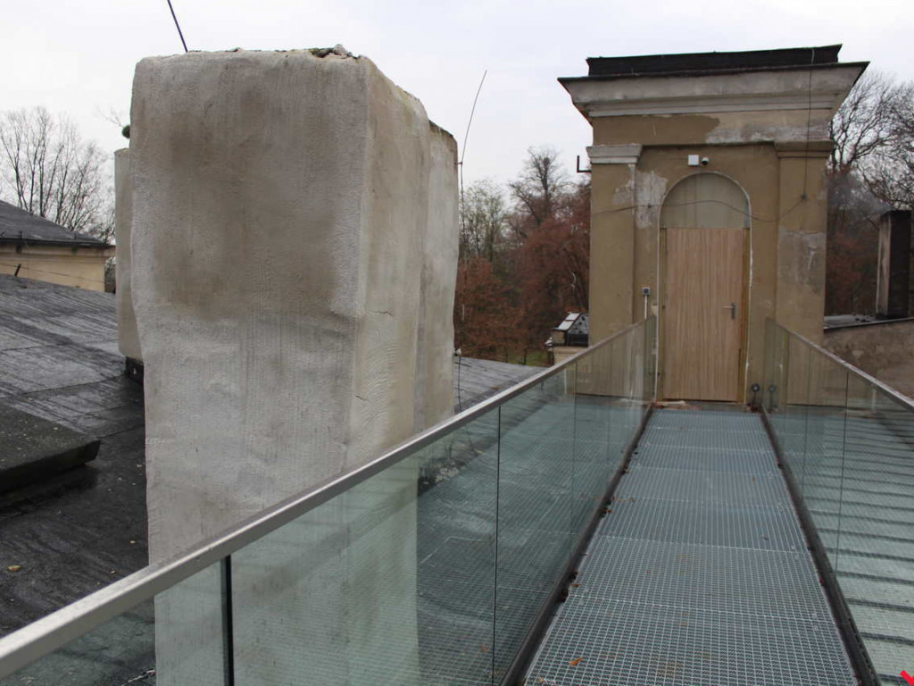 Potrzebne są miliony na remont pałacu. Na razie jest trochę dachu i sale historyczne